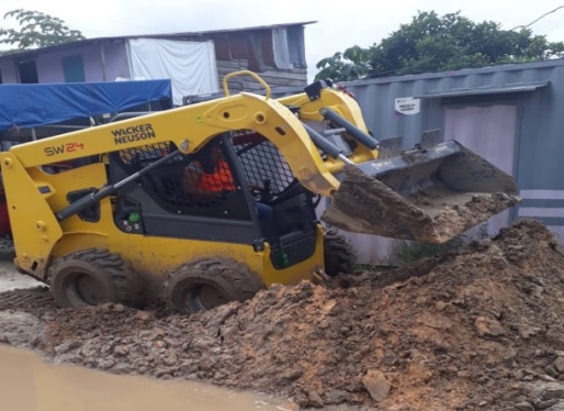 Tractor removiendo tierra en una calle de Iquitos