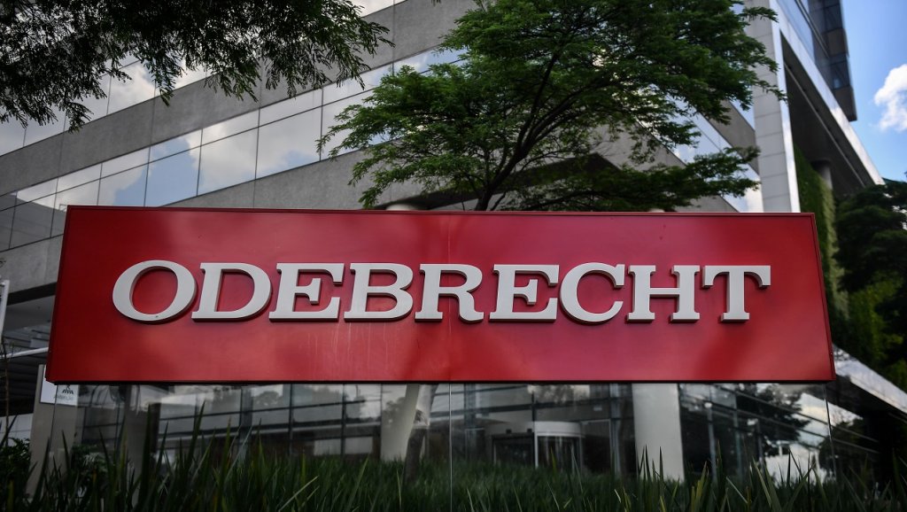 Hallan muerto a otro testigo del caso Odebrecht en Colombia Letrero de Odebrecht a las afueras de un edificio