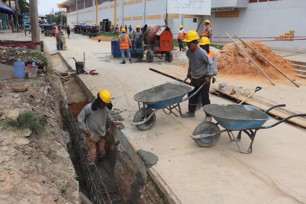 image for Maynas continua reparacion de pistas en alrededores del mercado modelo