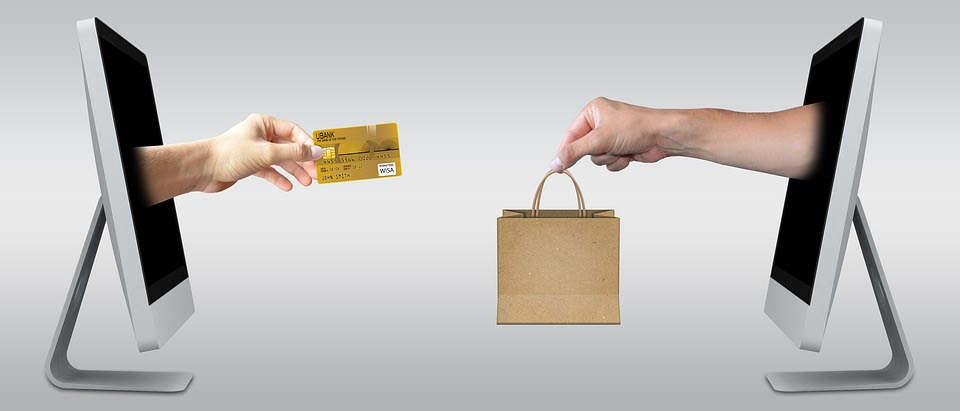 Personas simulando compras por internet de ejemplo a la nota