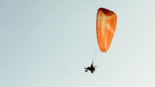 Colombia suspende por tres meses Persona en parapente