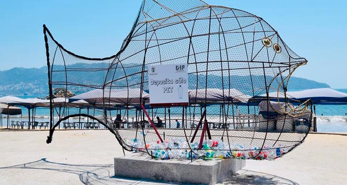México instala en la playa pez gigante para recolectar plásticos image for México instala en la playa pez gigante para recolectar plásticos