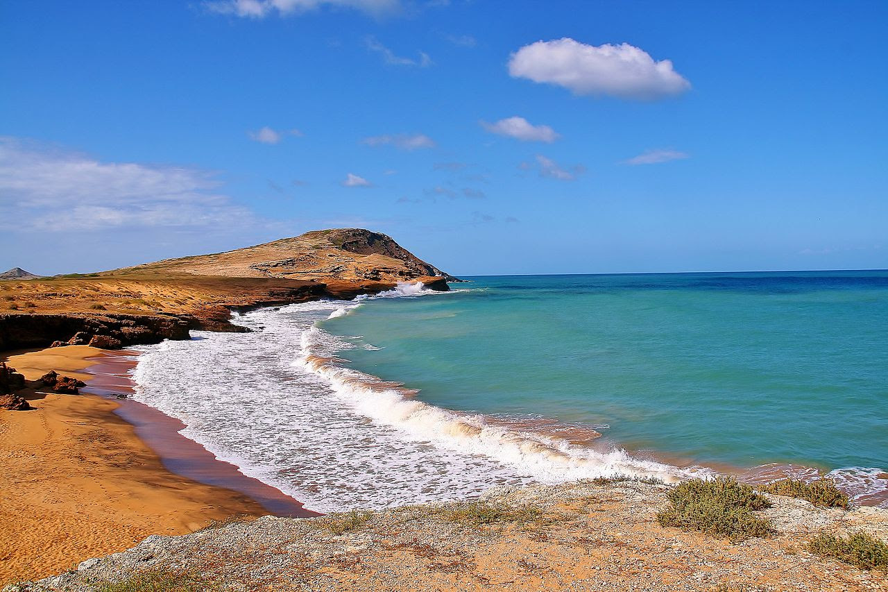 Foto de una orilla en una playa colombiana