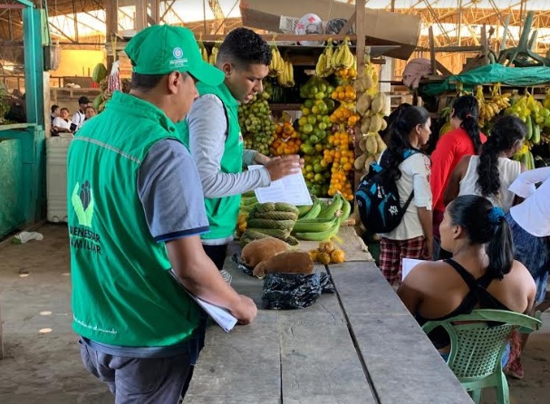 Prevenir trabajo infantil Personas en la plaza de mercado de Leticia