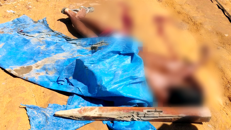 Pessoa morta no chao coberta com um plastico