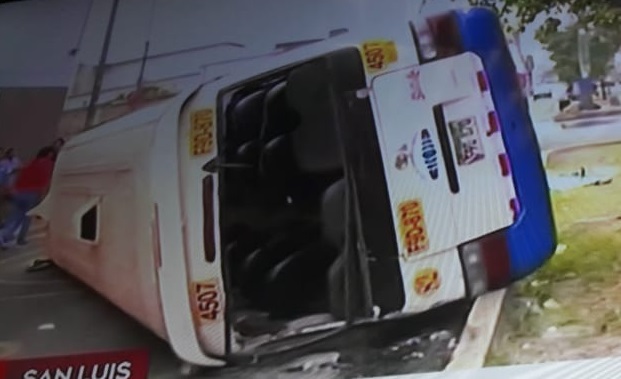 Carro despues de estrellarse con otro auto