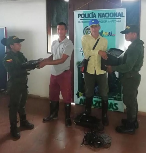 Vehiculo fue recuperado en la vecina localidad de Tabatinga Policia saludando a un ciudadano despues de recuperada una moto