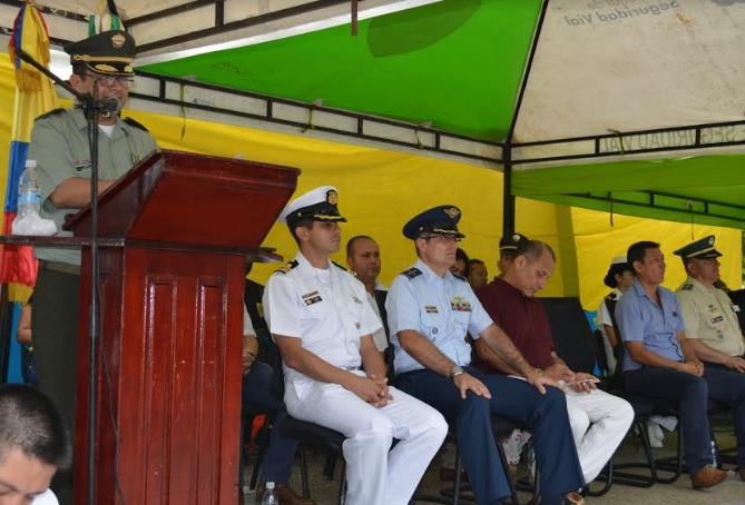 Militares y funcionarios de gobierno en acto protocolario de aniversario