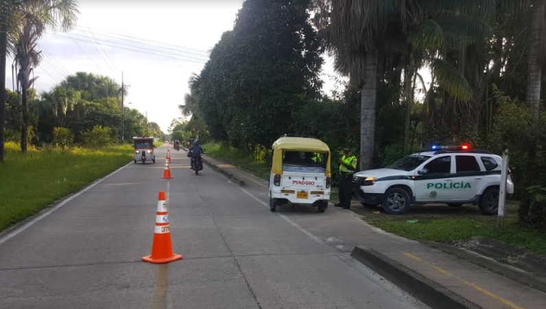 Patrullas de la policia en controles de fin de fuente 