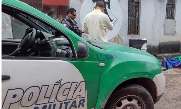 image for Homem é morto a tiros por grupo de criminosos