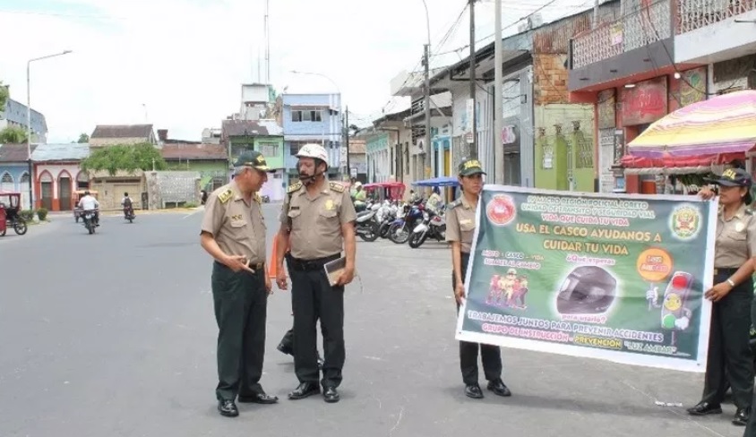 Personal de la policia en Iquitos