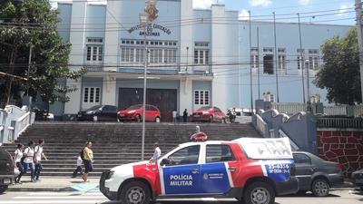 Viatura policia frente a escola 