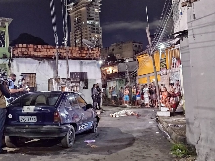 Homem é morto e amigo baleado quando esperavam pra assistir jogo image for Homem é morto e amigo baleado quando esperavam pra assistir jogo