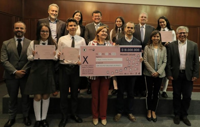 Personas en un acto de premiacion