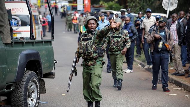 Militar en Kenia en una calle controlando personas