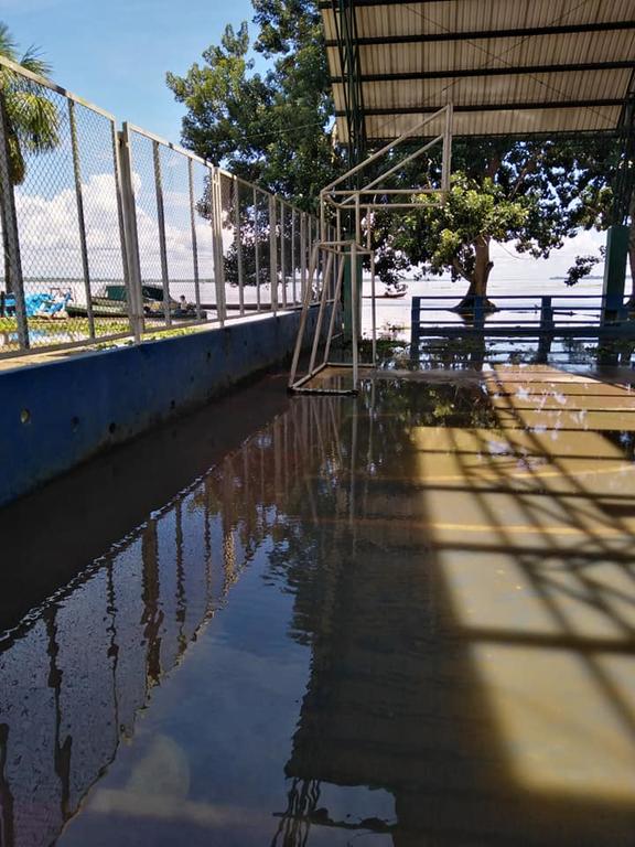 image for Superficie del polideportivo en Puerto Nariño al paso de fuertes lluvias