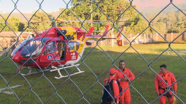 Novas equipes para auxiliar nas buscas por vitimas do rompimento Pessoas ao lado de um helicoptero