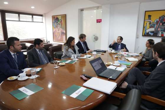 Tres fueron los puntos que Peace and Sport presentó ante Coldeportes Personas reunidas en una oficina