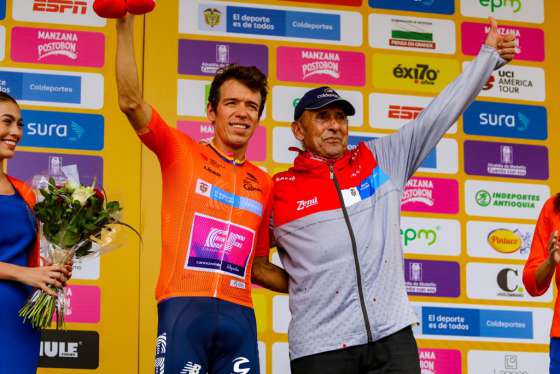 Rigoberto Urun es el primer lider de la carrera Rogoberto en una foto en podio