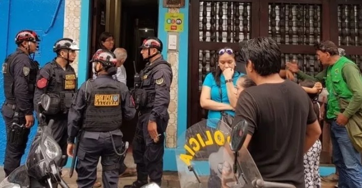 Personas a las afueras de comercio despues de ser asaltado