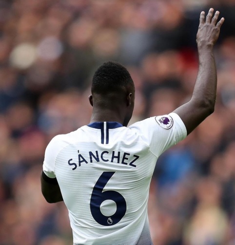El defensa caucano se encuentra en un buen nivel de juego, Davinson Sanchez en un partido