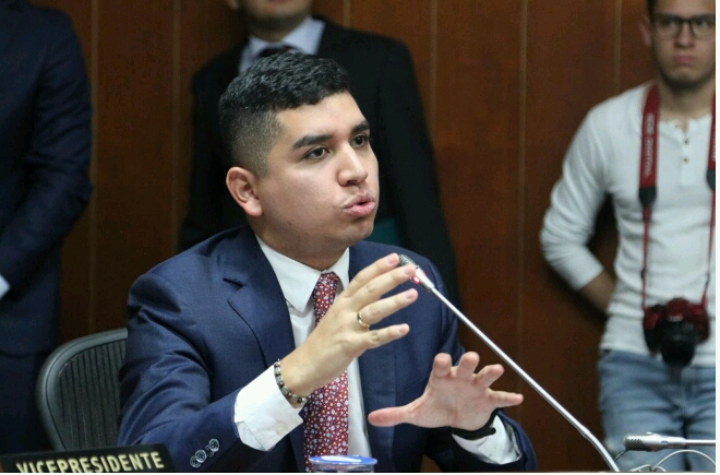 Ministro de Vivienda Jonathan Malagón durante la socializacion del proyecto Ministro de vivienda en intervencion en comision del senado