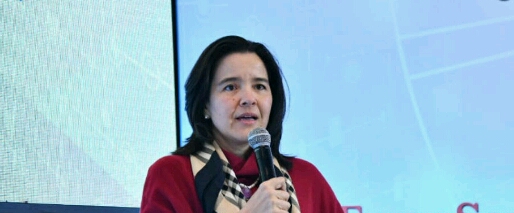 Ministra de TIC en un debate Ministra de las TIC con un microfono