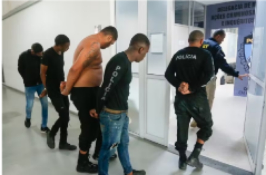 image for Seis bandidos foram baleados e nove estão presos