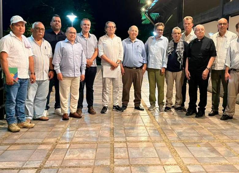 image for foto en la que aparece Iván Márquez, Gobierno y disidencias anuncian fecha para el primer ciclo de diálogos