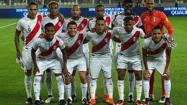 Seleccion peruana en un estadio en la foto de inicio de partido