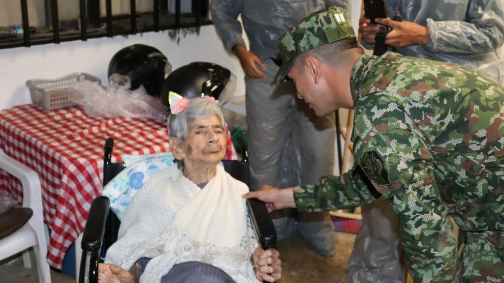 image for Ejército entrega silla de ruedas a mujer de 96 años en Medellín