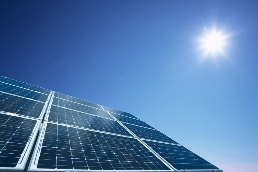 Panel solar en direccion al sol