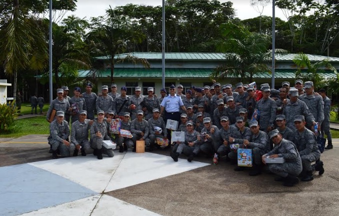 Soldados del Grupo Aereo del Amazonas Soldados en un grupo listos para una foto
