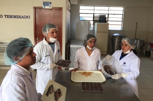estudiantes de Tecnología Pesquera na cozinha