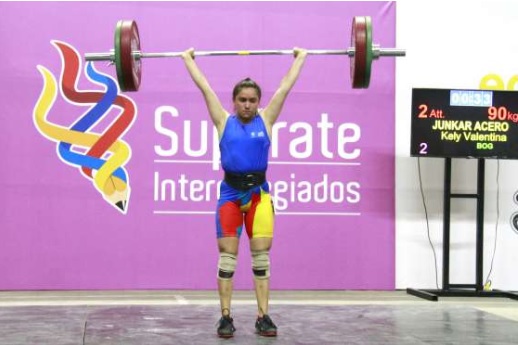 Pesista olimpica Valentina Junkar Mujer levantando una pesa