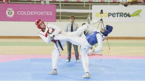Presente en el medallero de Superate Jovenes en una lucha de taekwondo