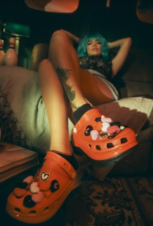 Karol G X Crocs la nueva tendencia que llega a Colombia image for Karol G X Crocs la nueva tendencia que llega a Colombia
