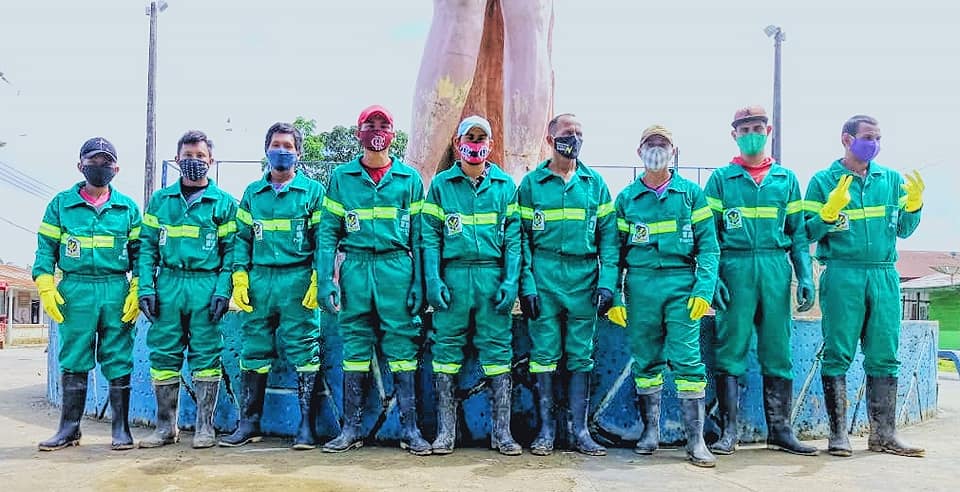Novos uniformes aos homens que fazem a limpeza da nossa / Atalaia image for Novos uniformes aos homens que fazem a limpeza da nossa / Atalaia