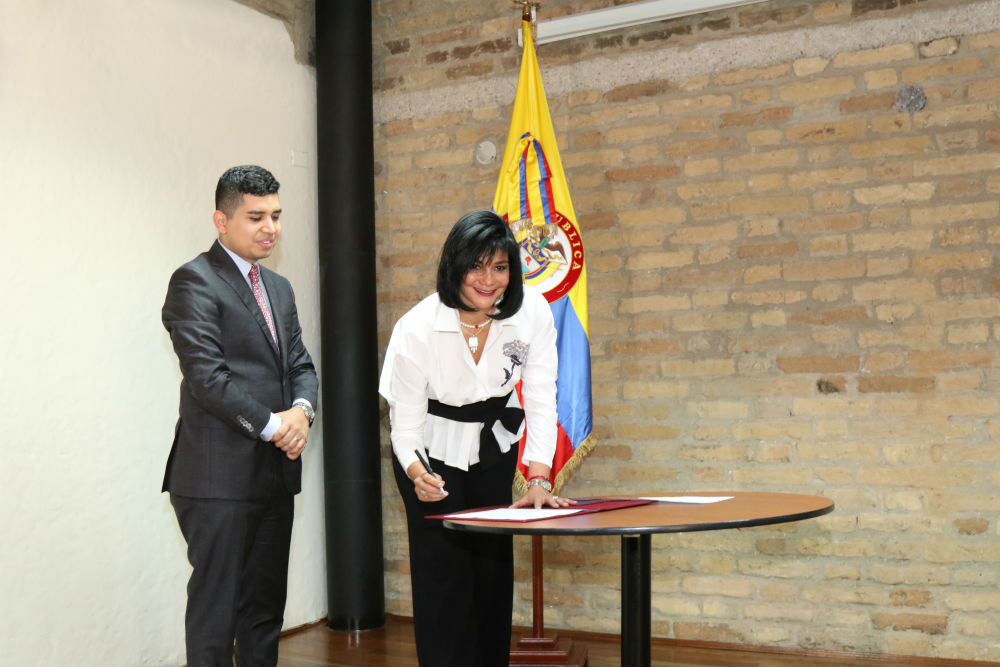 Mujer cargando un niño