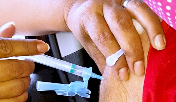 image for Brasil registra mais de 17 milhões de casos de covid-19