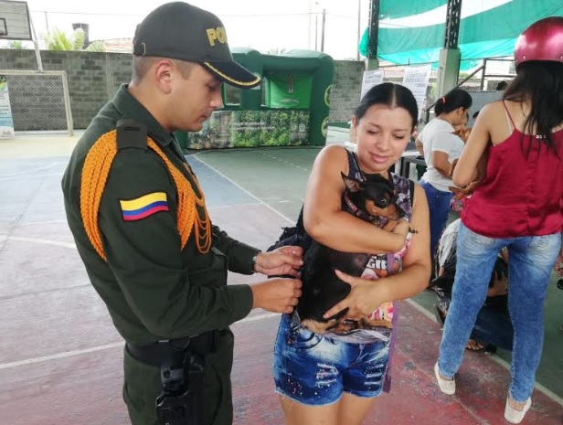Jornada de vacunacion a caninos y felinos Personas en una jornada de vacunacion