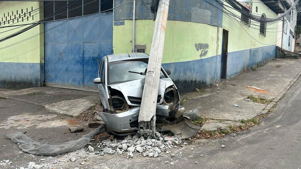 image for Motorista desvia de carro na contramão e derruba três postes em Cariacica