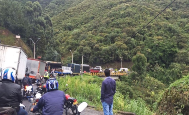 image for Ocupantes de 30 vehículos en la ruta Medellín fueron asaltados