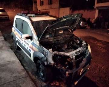 Homem coloca fogo em viatura da PM no interior de Minas image for Homem coloca fogo em viatura da PM no interior de Minas
