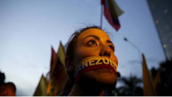 Más de 100 medios han cerrado en Venezuela con Maduro Mujer con una paño tapando la boca