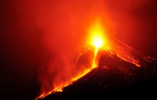Terremoto en Italia por erucion de volcan Imagen de un volcan haciendo erupcion