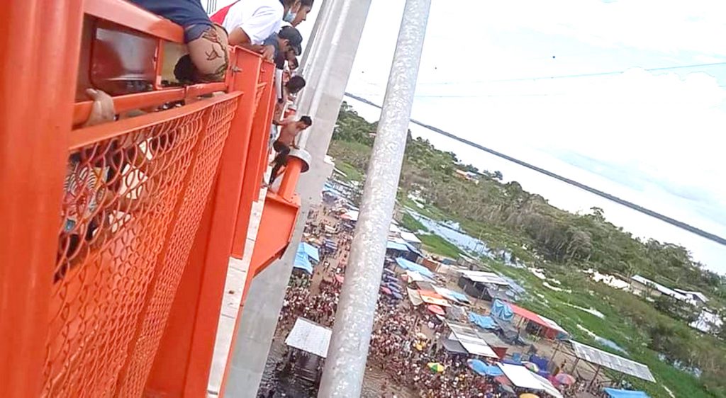 image for Captan a  joven cruzando la baranda del puente Nanay