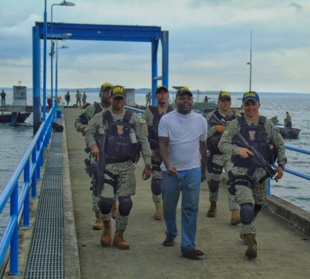 Rescatado comerciante que había sido secuestrado Personas caminando por un muelle