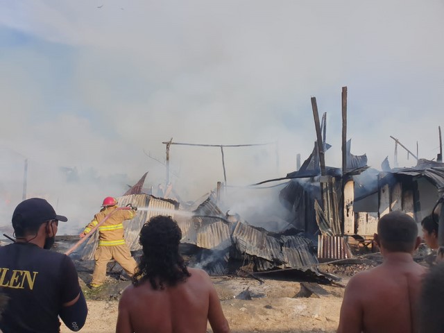 image for Incendio destruye seis casas