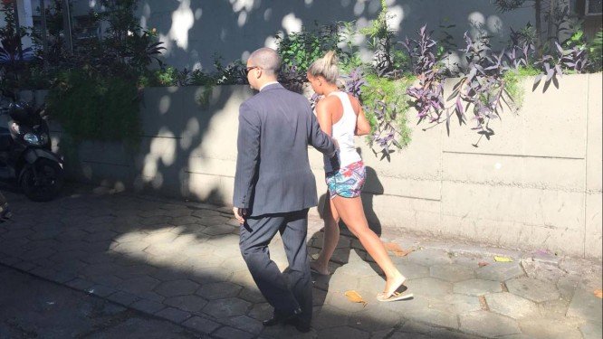 Mulher andando com um homem